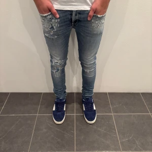 Dondup Jeans George  - Dondup Jeans George! Trendigaste jeansen på marknaden.  Skick= 9,5/10 Ny pris= 4000 kr Säljs för= 899 kr (Modellen har original slitningar från fabrik vilket är väldigt eftertraktat och populärt) 