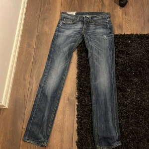 Dondup jeans 28/30 - Dondup jeans som är blå med små slitningar över benen
