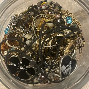 Smyckes mix - Smyckes mix med ringar, halsband, armband, navelpiercingar och örhängen!!     Köpta från olika ställen som loppisar, Temu och second hands!😍Burken kommer med om man vill.😊