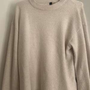 Vit stickad tröja - Säljer denna jätte fina stickade tröjor från h&m 💞
