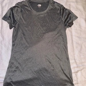 Grå träningstshirt - En grå tränings tshirt från lager 157 i storlek xs