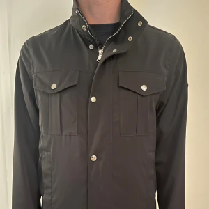 J. Lindeberg Field jacket  - Väldigt bra skick, liten fläck på insida ärm men annars felfri.