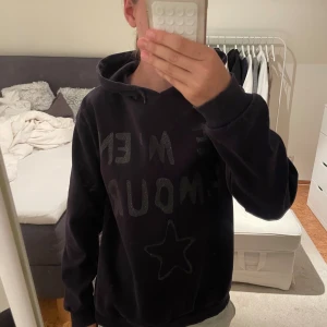 Blå hoodie från Gina Tricot - Blå hoodie från Gina Tricot med glittrig text och stjärna framtill. Tröjan har huva och är långärmad, perfekt för en chill och avslappnad stil. Mjuk insida och klassisk passform.