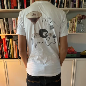Vit Monte Carlo t-shirt  - Asfet vit t-shirt från Laidbclothing! Tröjan har använts måttligt och är i bra skick! Modellen är 177 och väger 60kg! Priset kan diskuteras!