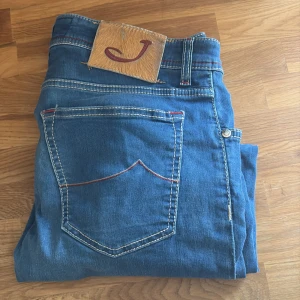 Jacob Cohen jeans - Jacob Cohen jeans storlek 36 (sitter 32) för endast 599kr! Längden på jeansen 94cm. Köpte för runt tusenlappen men passade inte därav priset! Kontakta vid minsta lilla fråga, kan gå ner i pris vid snabba affär! Tar gärna trades också