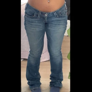 True religion jeans - Jag har sytt om dessa jeans till low rise och bootcut, det saknas en beltloop.  Rise 17 cm Midjan 38cm Storlek 28 Beninnerlängd 85 cm