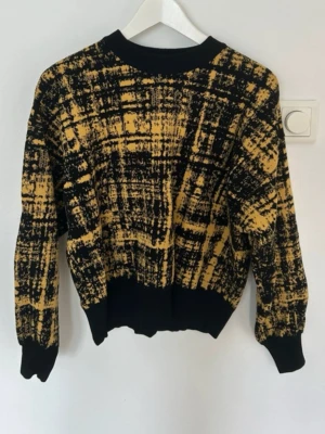 Gul och svart stickad tröja Rodebjer - Använd fåtal gånger, väldigt bra skick. Som ny!