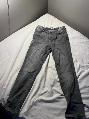 Gråa jeans från jack and jones - Gråa jeans från jack and jones. 