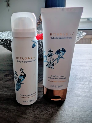 Rituals Tulip & Japanese Yuzu set - Säljer ett set från Rituals Amsterdam Collection med Tulip & Japanese Yuzu. Innehåller en foaming shower gel (50 ml) och en body cream (70 ml).  Nya. 200 för båda.