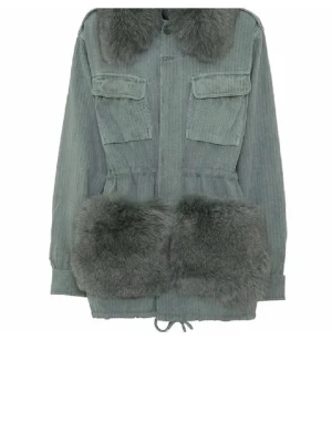 Grön pälsjacka från Custommade - Trendig grön jacka från Custommade med stora grå pälspartier på fickorna. Helt slutsåld!