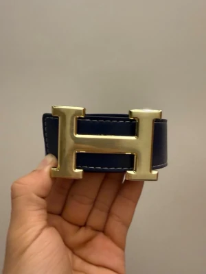 Blå-guldigt Hermèsbälte - Tja, säljer detta snygga blå-guldiga hermèsbälte. Inga defekter och i nyskick. Hojta till vid frågor eller funderingar!