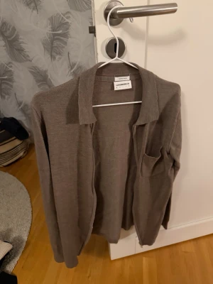 Brun kofta från Lindbergh - Stilren brun kofta från Lindbergh med klassisk krage och bröstficka. Perfekt att slänga över en t-shirt för en avslappnad look. Tunn och mjuk kvalitet som passar året runt. Nypris 1000