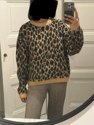 Knitwear from H&M in S size  - Never used jacquard knitted jumper from H&M in S size. Animal print all over. It has 5% wool and fabric is thick. Fit is oversize. Color is tones of brown.  