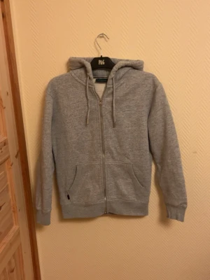 Superdry Zip-Hoodie - En väldigt snygg Zip-Hoodie från Superdry. Har använts några gånger men är i väldigt bra skick i storlek S. Skriv vid mera frågor/bilder 🙌  Fraktar inom 24 Timmar 🚚