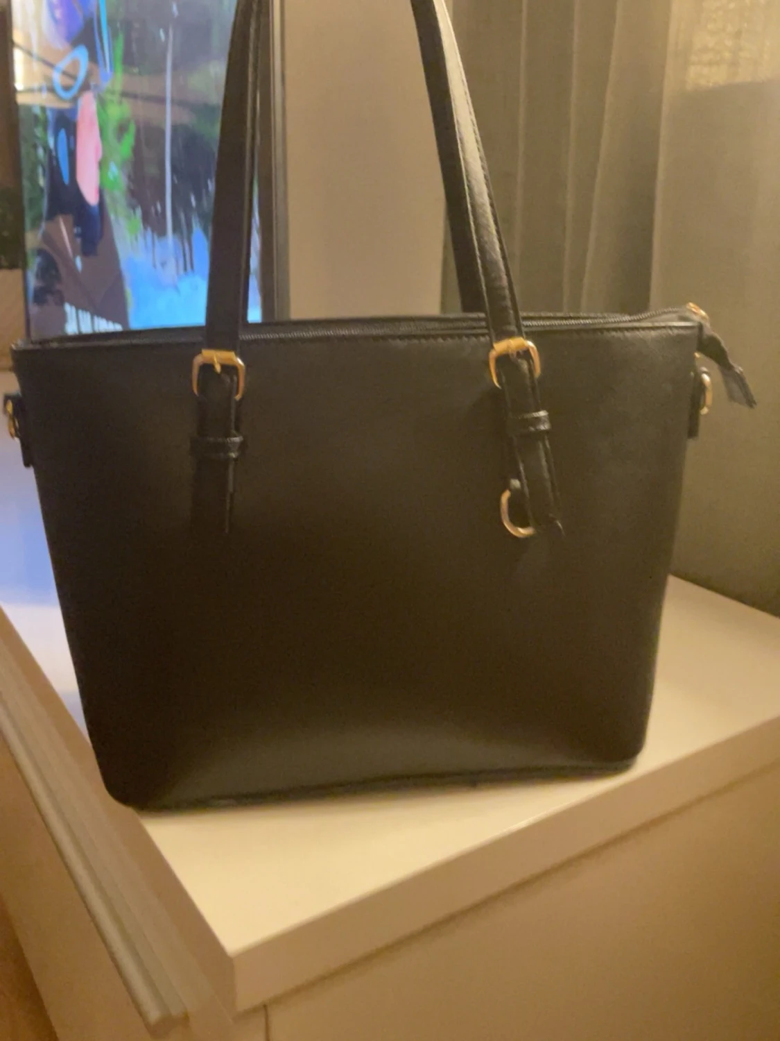 Svart handväska med gulddetaljer - 2