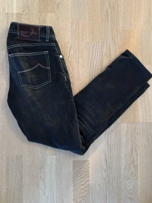 Svarta jeans från Jacob Cohen - Snygga svarta jeans från Jacob Cohen med kontrastsömmar och klassisk femficksdesign. Jeansen har en rak passform och är tillverkade i mjukt denimtyg som ger en skön känsla. Perfekta för dig som gillar stilrena och tidlösa jeans. Storlek 31, modell 620! För frågor kom pm! Allt gott / Neo💫
