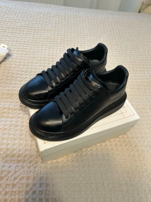 Alexander McQueen Sneakers - Black McQueens that fit really good on a 44-45 sized foot. Very slightly used no flaws.