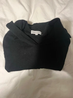 Davida Kashmir Tröja - Tjena, säljer min Davida kashmir polo i storlek M för den har blivit för liten. Använt väldigt lite under året, väldigt bra nästintill nyskick. Nypris:2499 medans jag säljer för 700kr 