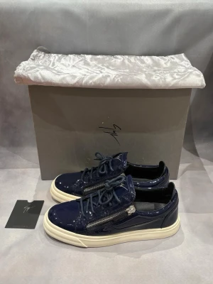 Guiseppe Zanotti  - Guiseppe Zanotti Mörkvlp glans | Storlek - 41 passar 41,5 | Skick - 9/10 Mycket bra Inga defekter | Box samt dustbag ingår | Äkta | Nypris - 7500kr | Hör av er vid frågor eller funderingar 🙌