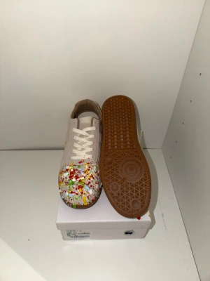 Mason margiela  - Jätte fina snygga skor för jätte billig pris passar perfekt för våren och sommaren som kommer nu och dom är aldrig använda. Boxen är lite sönder som du ser på bilderna men annars med skorna är det inget problem. Pris kan diskuteras