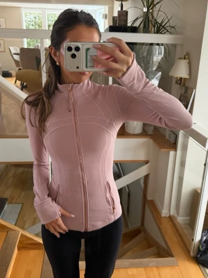 Rosa sportjacka med dragkedja - Lululemon define jacket ❣️söt rosa/ lite mot de lila hållet i färg. Säljer pga att jag inte andvönder längre. Lite nopprig som ni ser vid handleden, ingen ting som märks annars bra stick. Storlek US 4 ☺️