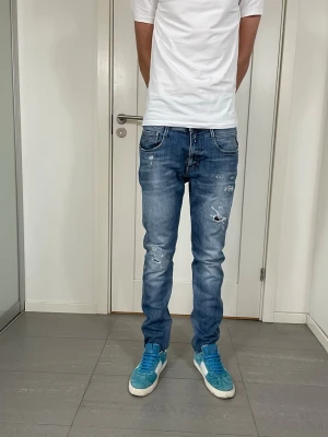 Replay Anbass Jeans  - Säljer nu dessa Replay Anbass Jeans med snygga slitningar i populär design, W34 o L32,skriv för fler bilder/frågor🙌🏼