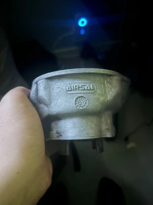 Airsal 70cc am6 - Säljer min airsal 70cc till am6 då min farsa catcha mig med trim de följer med en pwk förgasare 21mm. Har knappt kört med den, den ser som ny ut vill få sålt den snabbt. Pris kan diskuteras.