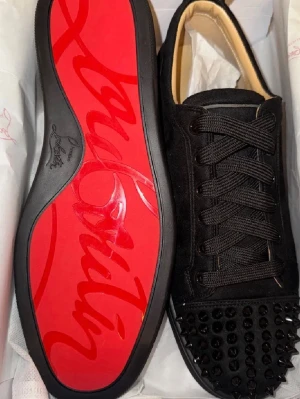 Svarta louboutin med spikar - Säljer just nu detta tvär feta par Louboutin skor med spikar. De är helt oanvända i storlek 43. Box och dustbag m.m medföljer. Vid frågor är det självklart bara att skriva!!!🔥🔥