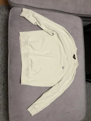 Vit sweatshirt från Lee strl M/L - Vit tröja från Lee i storlek M/L den är rätt liten i storleken så passar för båda. Tröjan är i mycket gott skick och säljs pga för liten. Tröjan är helt nytvättat och är redo för leverans. Hör av dig vid frågor!😊