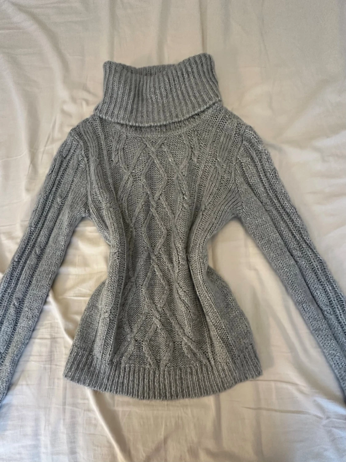 Grå polotröja med kabelstickning