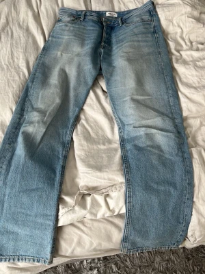 Ljusblå jeans från Jack & Jones - Snygga ljusblå jeans från Jack & Jones med klassisk femficksdesign och normal passform. Jeansen har en rak siluett och är tillverkade i bomullsdenim. Perfekta för en avslappnad och trendig look.