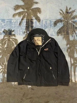 Vintage rare Hollister fieldjacket  - En riktigt fet rare hollister jacka med skön design, jackan sitter litet så rekommenderar att gå en storlek ner, vid snabb affär kan priset ändras!