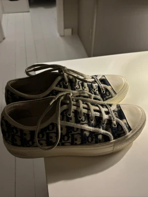 Dior sneakers  - Sjukt snygga skor ifrån dior, box ingår. ÄKTA. Lite slitage men inget man tänker på, inga repor eller liknande 