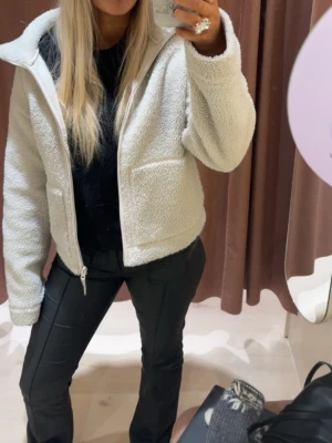 Vit teddyjacka  - Säljer min snygga teddyjacka från hm, väl använd men i fint skick. 