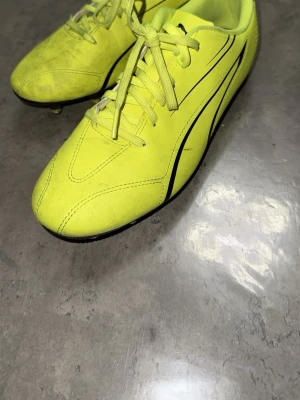 Ljus Gröna fotbollsskor från Puma - Skorna komme utan boxen! Om du vill ha dom men tycker att dom är smutsiga? Då kan ja göra en DeepClean åt dig! Ba hör av dig.