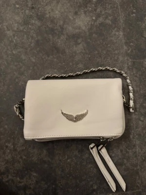 Vit Zadig väska - Vit Zadig väska 😍✨ tillkommer extra band.