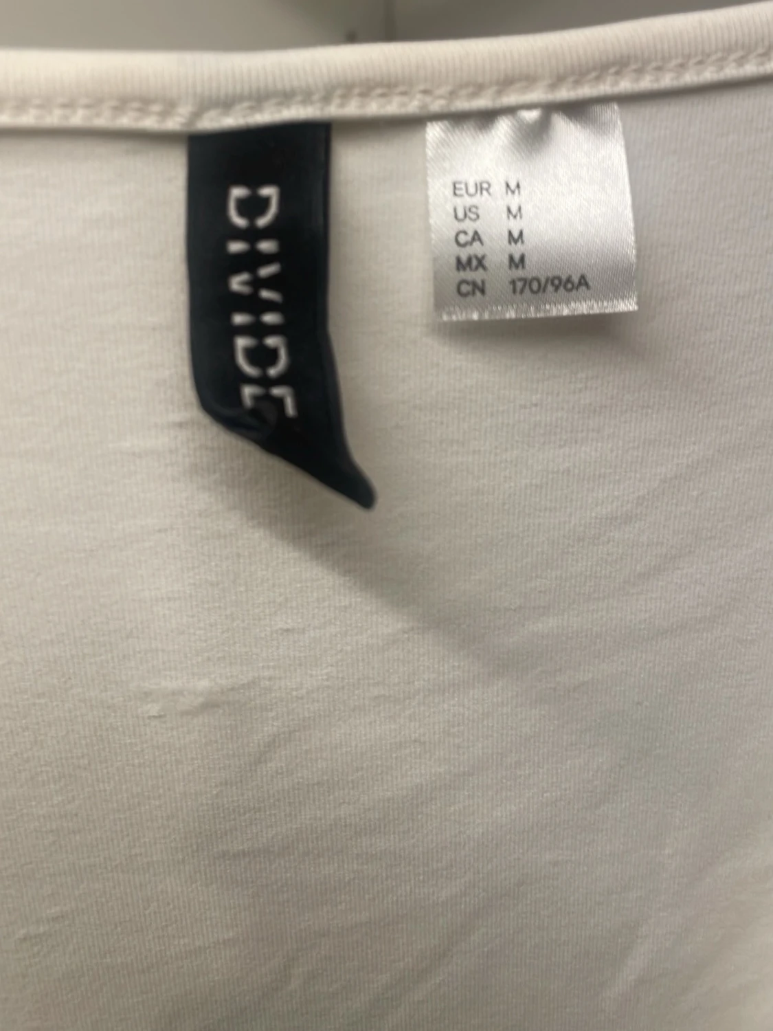 Vit långärmad topp med ringdetalj - 1