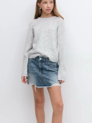 Ljusgrå stickad tröja - En stilren ljusgrå stickad tröja med rund halsringning och långa ärmar. Tröjan har en mjuk och lite luddig yta, perfekt för lager-på-lager. Passar till både jeans och kjol för en avslappnad look.
