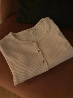 Kofta med guldknappar - Mycket fin kofta ifrån H&M. Ej använd någon gång, lappen behövde jag ta av men ej använd. Storlek S. 