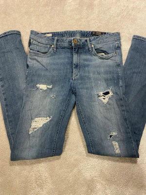 Jack n Jones jeans  - Feta Jack n Jones jeans med sköna slitningar. Storleken står inte på jeansen om om du vill skickar ja måtten. Modellen är Ben/Skinny fit. Skirv för mer frågor. 