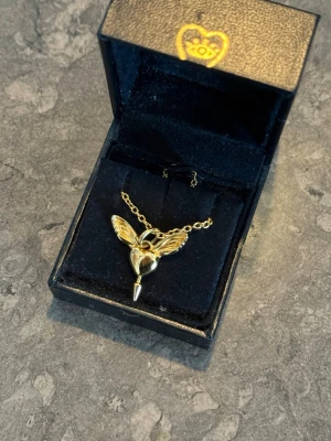 Maria Nilsdotter halsband  - Snyggt guld halsband från Maria Nilsdotter. Använt ett fåtal gånger så mycket bra skick! Inga defekter förekommer! Kedjan är i längd 45 💗