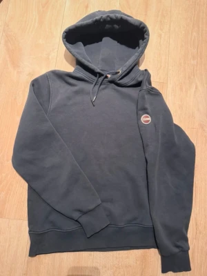 Marinblå Colmar hoodie - Jätte snygg och skön Colmar hoodie i stolrkek. M-S