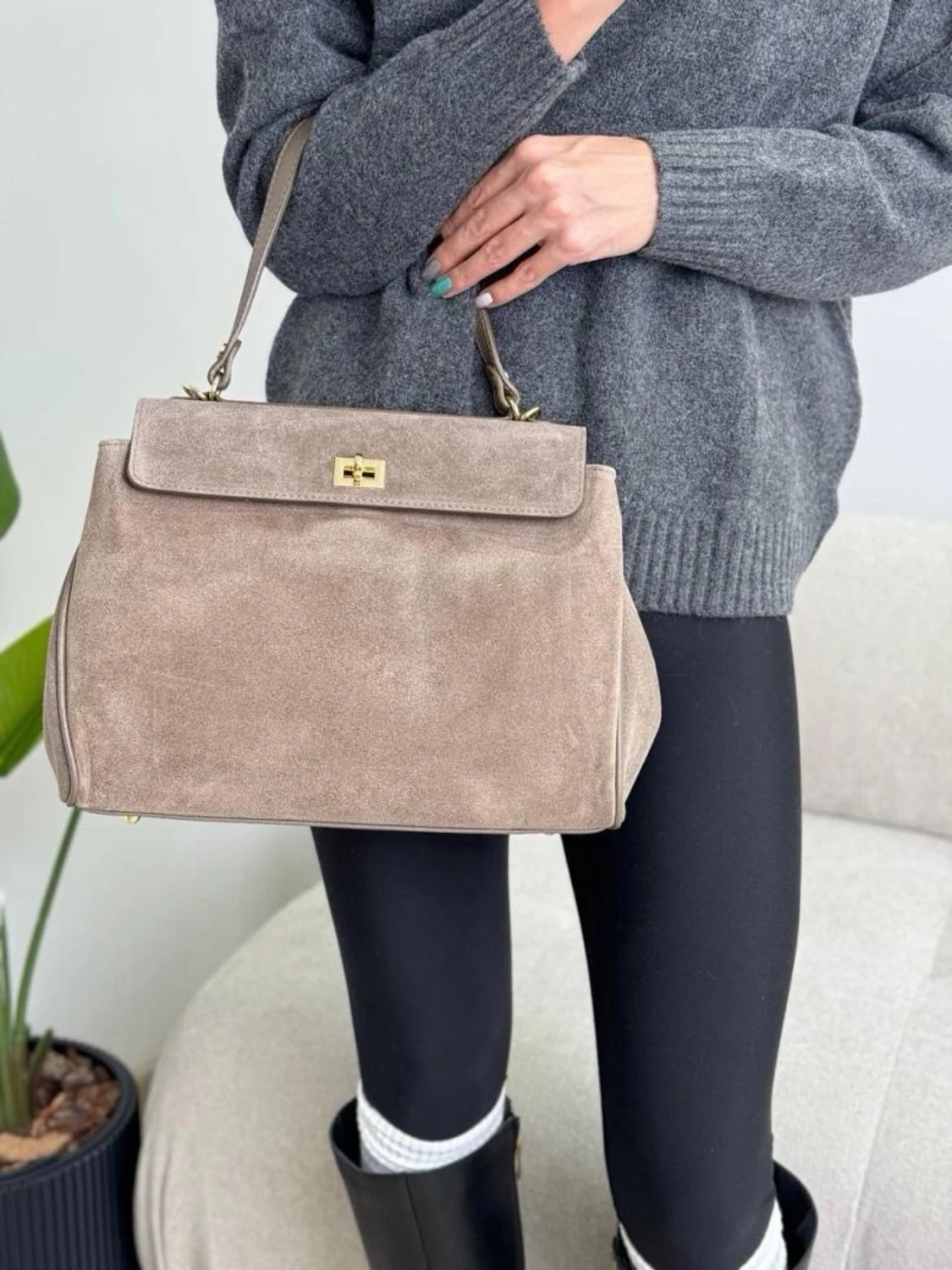 Beige mocka handvÀska med gulddetaljer