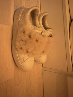 Valentino Mink sneakers  - Säljer dessa super snygga Valentino sneakers då jag har köpt ett par nya, de är i använt men bra skick och är såklart äkta hör av er vid frågor❤️