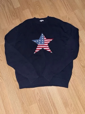 Tjocktröja - Fin tröja från subdued med en stjärna på. 