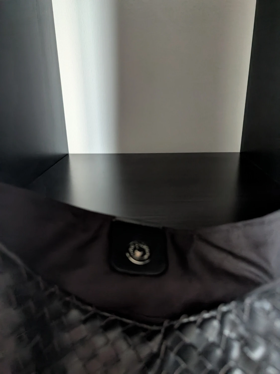 Svart flätad handväska i syntet - 1