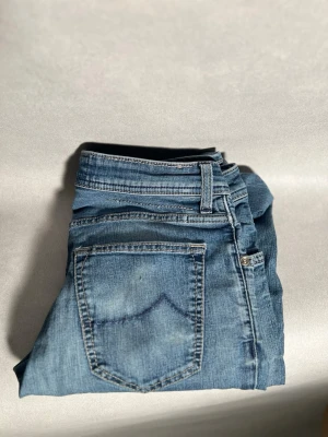 Jacob Cohen jeans (622) - • The Jeans have been well taken care of and are in excellent condition. The jeans has a design on the left leg, modell 622. • Size: w31  Waits measurement: 38cm Leg measurement (outseam): 105cm • Color: Black • Retail price: 5399 SEK / 450€ • Ships within 24 hours of purchase