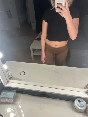 Bruna träningstights  - Säljer ett par bruna träningstights med scrunch, aldrig använt byxorna utan den är endast testade. Storlek S och köpa från shein. Har fler av detta par och dem har väldigt bra kvalitet och sköna att ha på sig. 