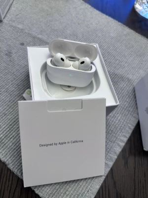 Apple AirPods Pro med laddningsetui - Säljer ett par vita Apple AirPods Pro med trådlöst laddningsetui. Snygg och kompakt design med silikonproppar för bra passform. Perfekt för musik, samtal och träning. Levereras i originalförpackning.