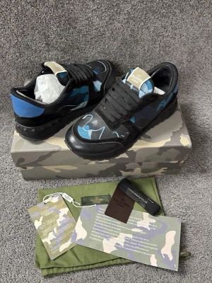 Valentino rockrunners  - Hej! | Säljer nu dessa valentino rockrunners, i storlek 40. | ALLT OG MEDKOMMER | Hör av dig vid minsta fråga!🤝 I topp skick!